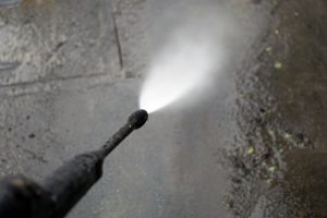 トイレの高圧洗浄はどんな症状に効果的？費用や掃除方法を解説！